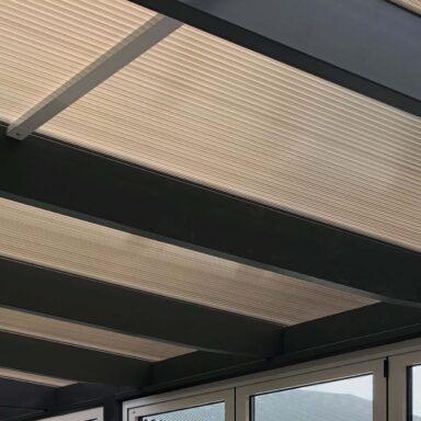 termotag røg og udestue med sortmalet træramme