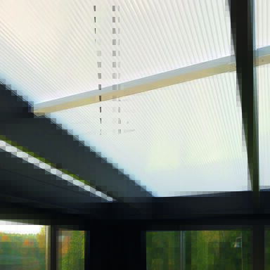 termotag og udestue med sortmalet træramme