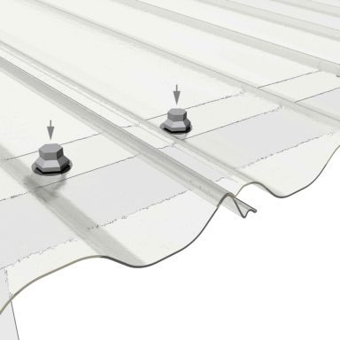 viktigt att skruva halleplattan korrekt om plasttaket ska klara stormen